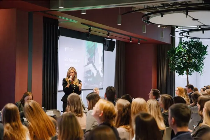 Wnętrze pracowni w metaforze świecącej kości