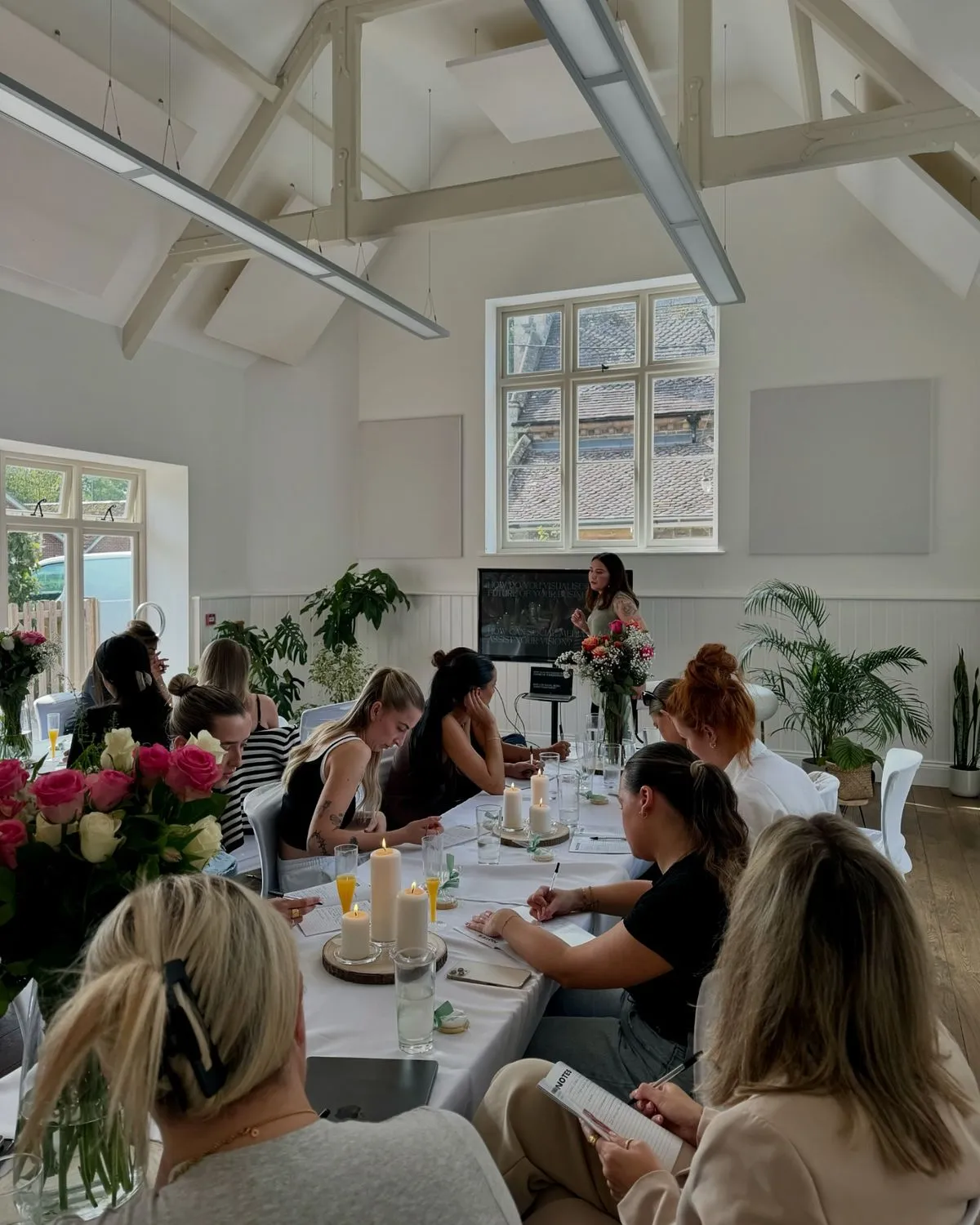 Detal metaforycznej kości z wyrytym tekstem